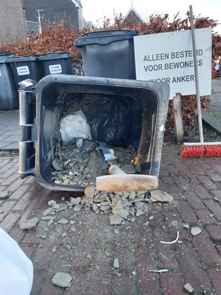 Er zit regelmatig bouwafval (puin) in de containers