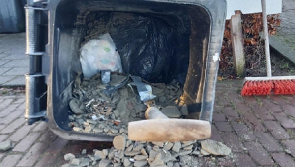 Er zit regelmatig bouwafval (puin) in de containers