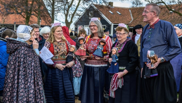 Modeshow met oer-Hollandse klederdracht op de Zaanse Schans