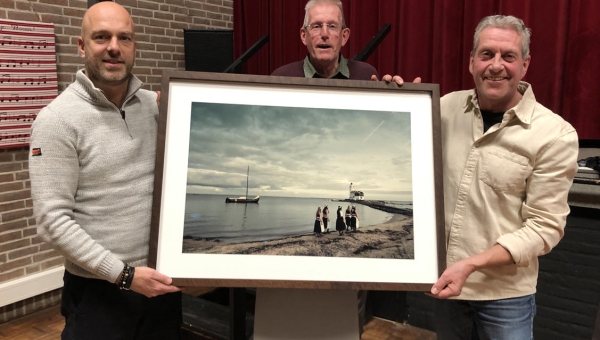 Dorpshuis Het Trefpunt krijgt ingelijste foto Jimmy Nelson