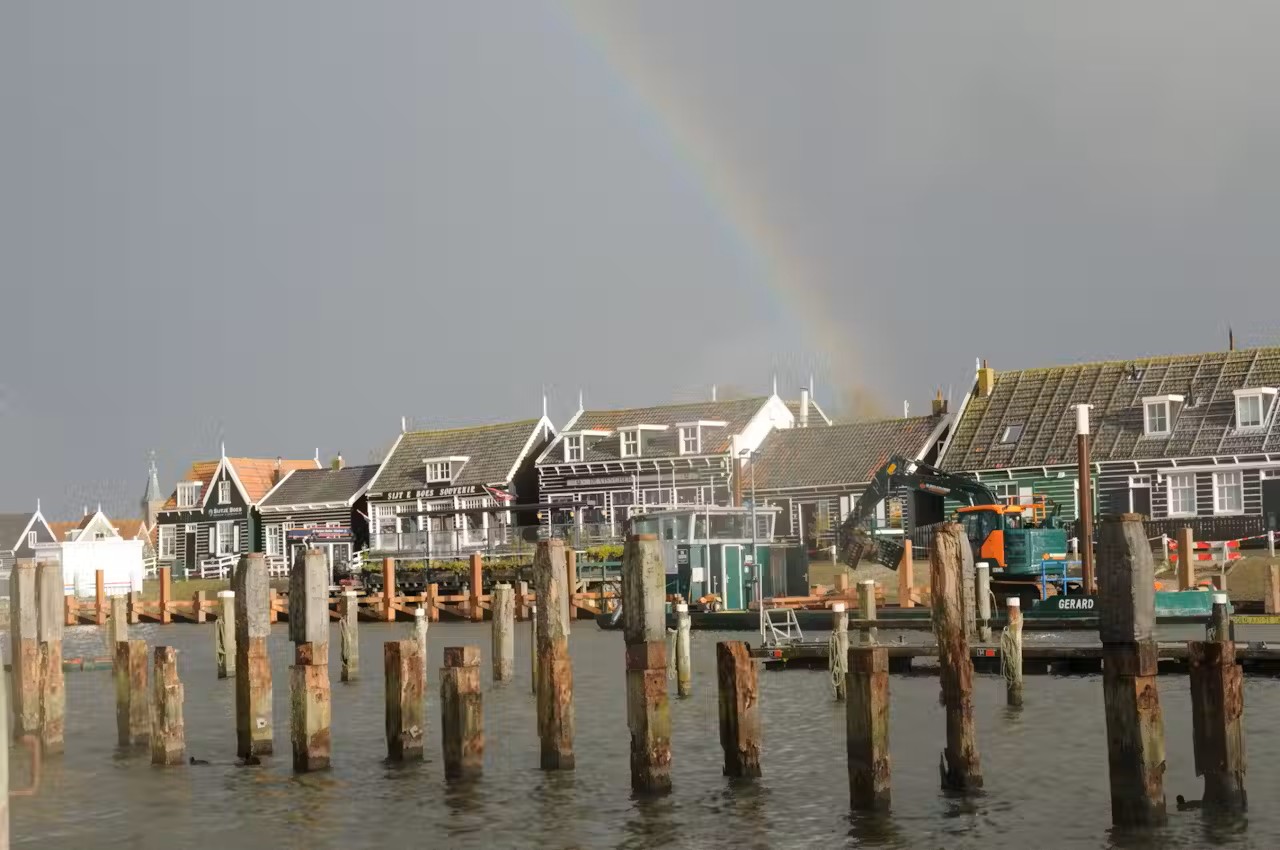Vertraging Middelbreg-steiger Marken; tijdelijke oplossing voor booteigenaren