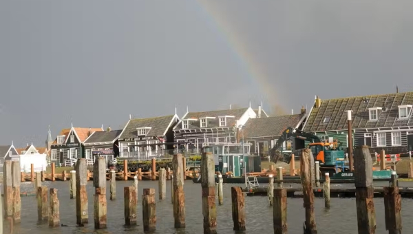Vertraging Middelbreg-steiger Marken; tijdelijke oplossing voor booteigenaren
