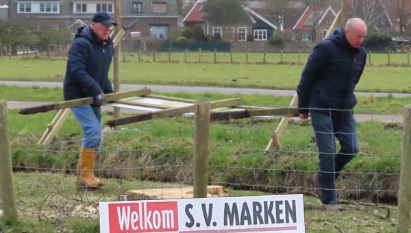 S.V. Marken vrijwilligers Klaas &amp; Jan 'redden' Welkom bord S.V. Marken