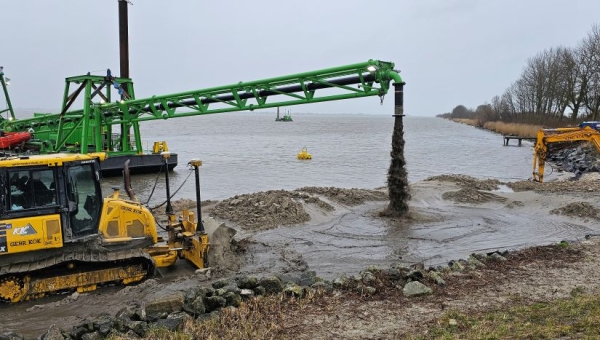 Aanbrengen vierde zandlaag tussen haven en Bukdijk