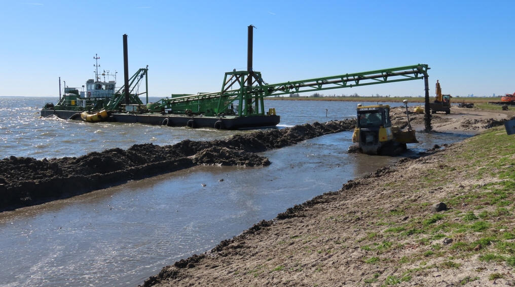 Combinatie Hof op Marken start met vijfde zandlaag voor dijkversterking