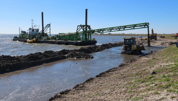 Combinatie Hof op Marken start met vijfde zandlaag voor dijkversterking