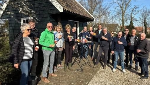 Voorjaarswerkdag op begraafplaats van Marken