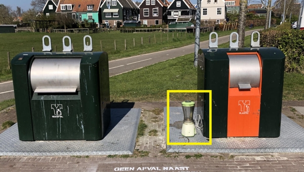 Geen afval naast de container plaatsen