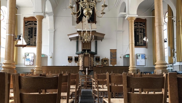 Kerkzitters Grote Kerk gezocht
