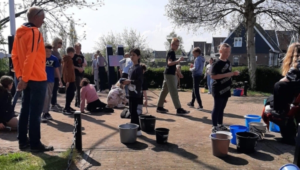 Marker schoolkinderen onderhouden oorlogsmonumenten