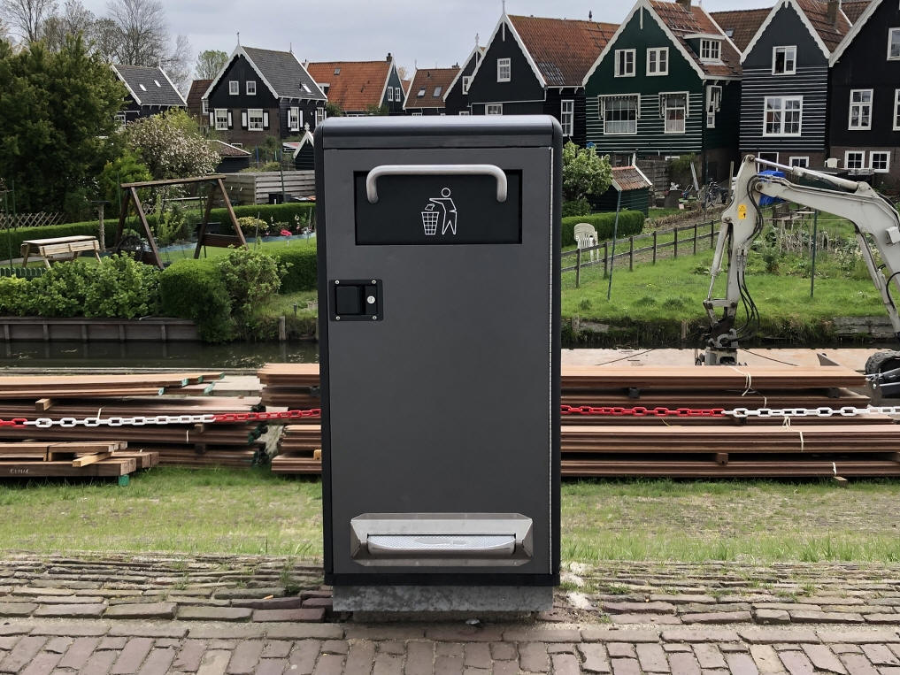 Gespot op de Marker haven: Nieuw afvalbak van Bigbelly