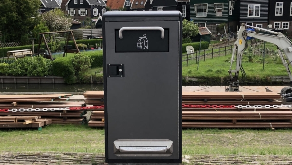 Gespot op de Marker haven: Nieuw afvalbak van Bigbelly