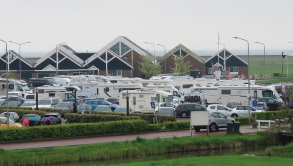'Camper paradijs' op de gemeentelijke parkeerplaats van Marken