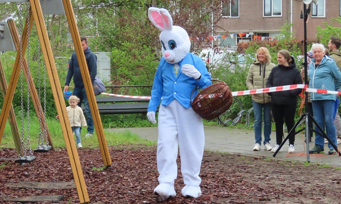 Paaseitjes zoeken en ‘eieren’ gooien op Marken
