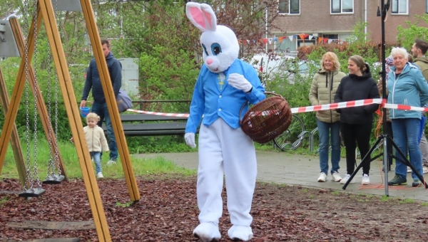 Paaseitjes zoeken en ‘eieren’ gooien op Marken