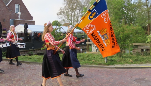 Sanne Peereboom vaandeldrager