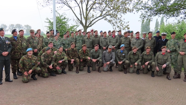 Marker (ex)militairen hijsen de vlag op het Kerkplein van Marken
