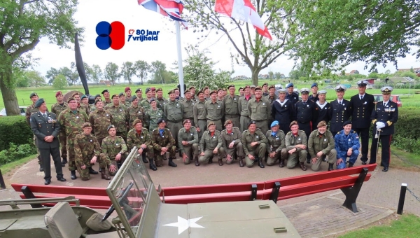 Vlaghijsen door Marker (ex)militairen op Bevrijdingsdag