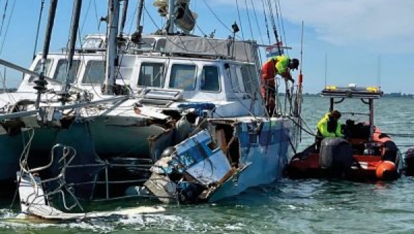 Aanvaring tussen grote catamaran en binnenvaartschip op Markermeer