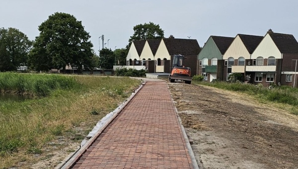 Eerste meters herbestrating Noordkade van Marken gerealiseerd – nog 3 kilometer te gaan