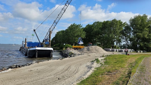 Tijdelijke haven aan het begin van de Bukdijk