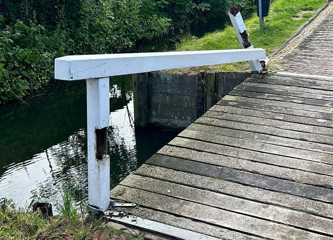 Oproep aan betrokken bestuurder – beschadigde brugleuning nabij Het Rietland / Kets