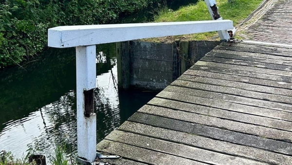 Oproep aan betrokken bestuurder – beschadigde brugleuning nabij Het Rietland / Kets