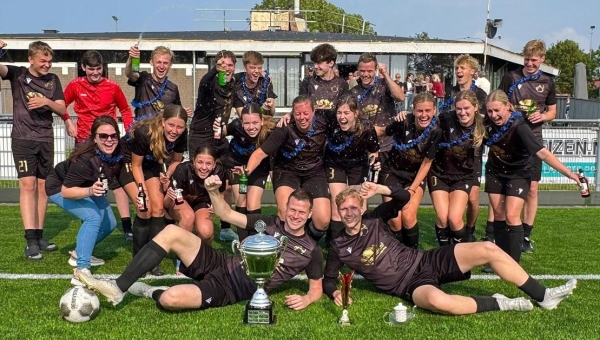 'FC Theepot' wint Pinkstertoernooi 2025