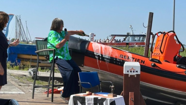 KNRM Marken neemt nieuwe reddingboot ‘Bertien’ in gebruik