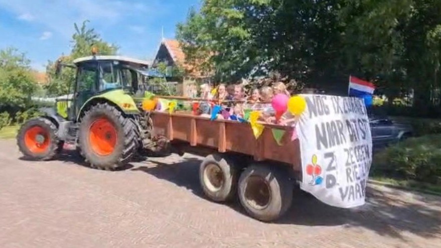 'Nog 1x zwaaien naar dit stel, zij zeggen De Rietlanden vaarwel'