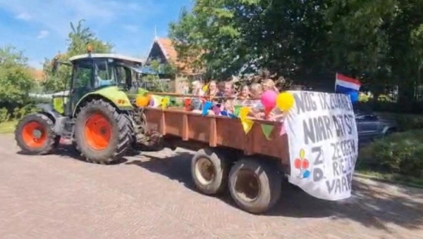 'Nog 1x zwaaien naar dit stel, zij zeggen De Rietlanden vaarwel'