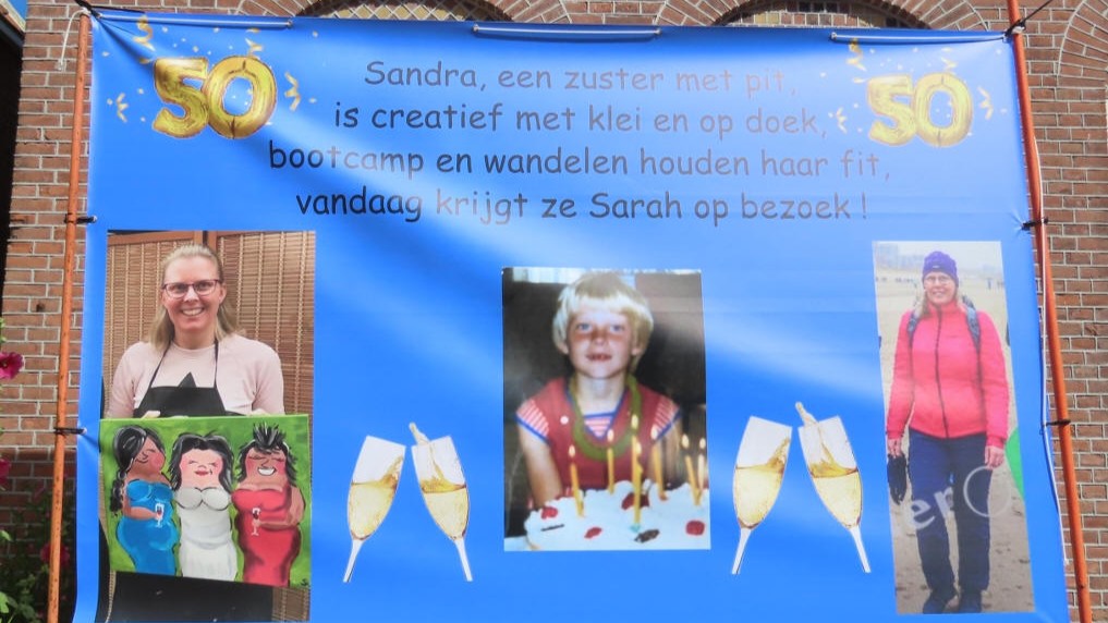 Sandra blaast 50 kaarsjes uit.