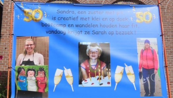 Sandra blaast 50 kaarsjes uit.