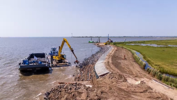 Zetstenen en stortstenen op Marken: frontlinie tegen golven en erosie