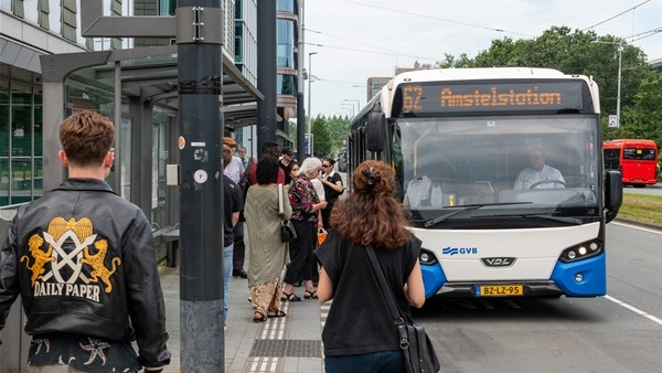 Dreigende korting op het openbaar vervoer van de baan