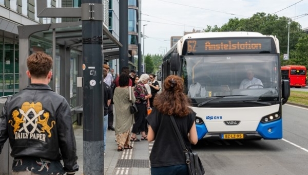 Dreigende korting op het openbaar vervoer van de baan