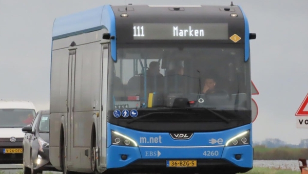 Bus 111 richting Marken heeft andere vertrekhalte bij Station Noord