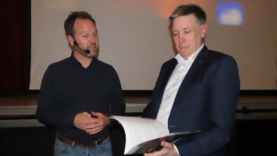 Wethouder van Nieuwkerk neemt ‘Toekomstvisie Marken 2026-2030’ in ontvangst