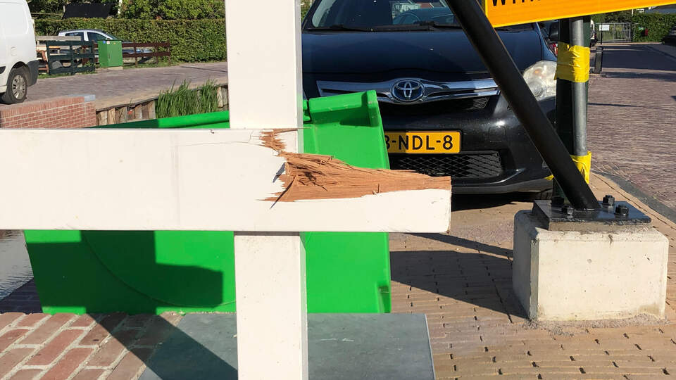 Lelijke schade aan hek van historische Wilhelminabrug op Marken kan niet worden verhaald op chauffeur bestelbus